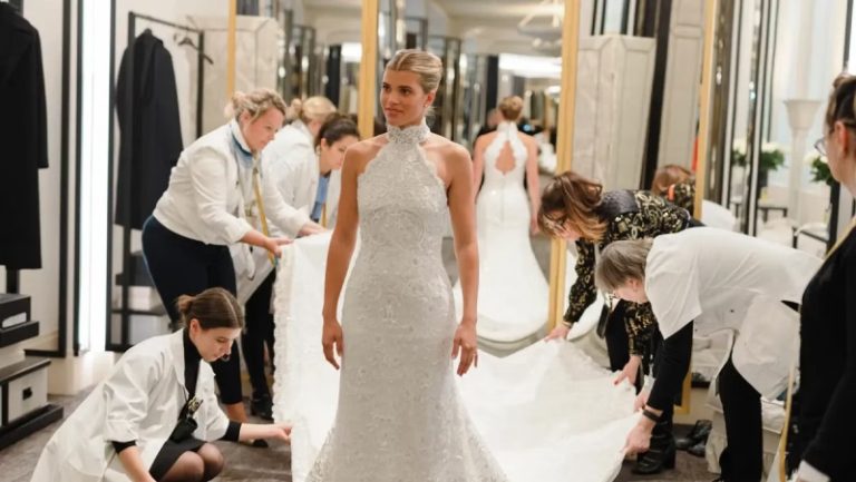 بالصور.. صوفيا ريتشي تلفت الأنظار بفساتينها