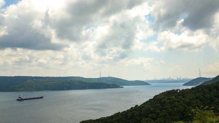 بالصورة.. غرق سفينة كانت متوجهة إلى أوكرانيا