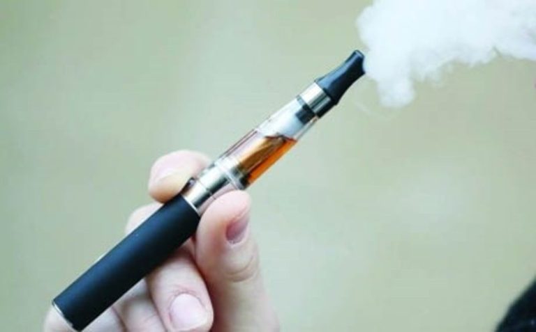 تلميذ يدخل المستشفى.. والسبب سيجارة إلكترونية