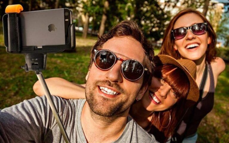 ما سبب إدمان البعض على إلتقاط صور السلفي.. هل هي “نرجسية”؟