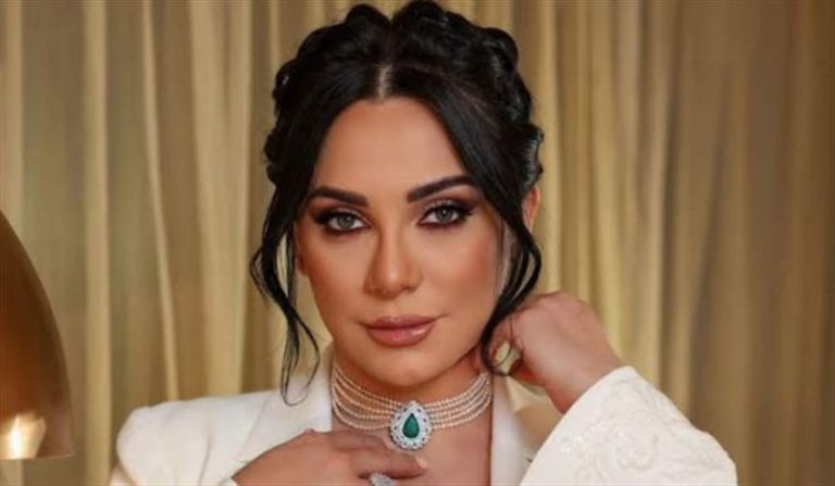 بالصور.. إطلالة أنيقة وناعمة لسلاف فواخرجي