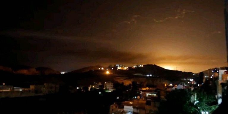 العدو يستهدف سفناً في ميناء اللاذقية (صورة)