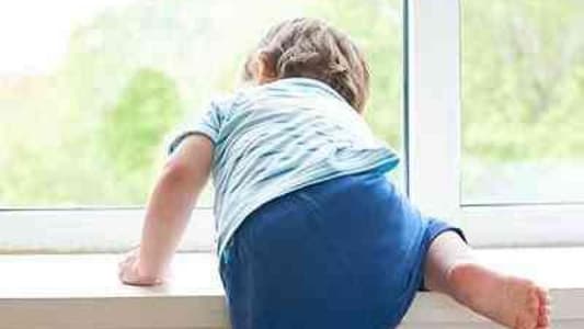 سقوط طفل من الطابق الثالث وحالته حرجة