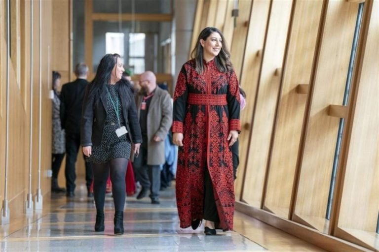 بالصورة.. زوجة رئيس وزراء اسكتلاندا ترتدي الثوب الفلسطيني