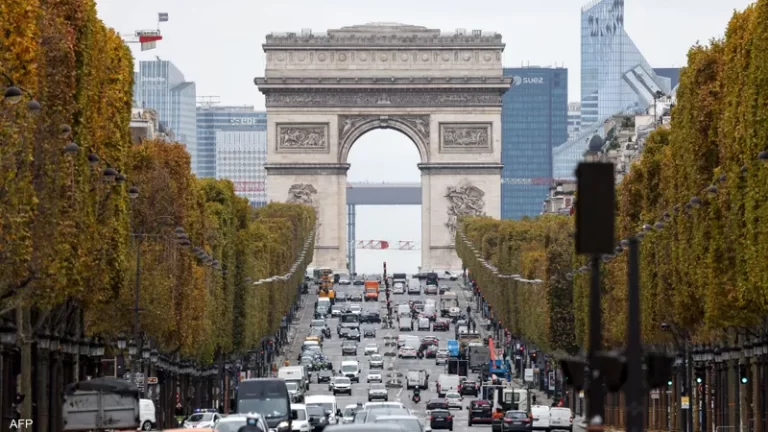 أكبر مسابقة إملاء في العالم في جادة الشانزليزيه بباريس