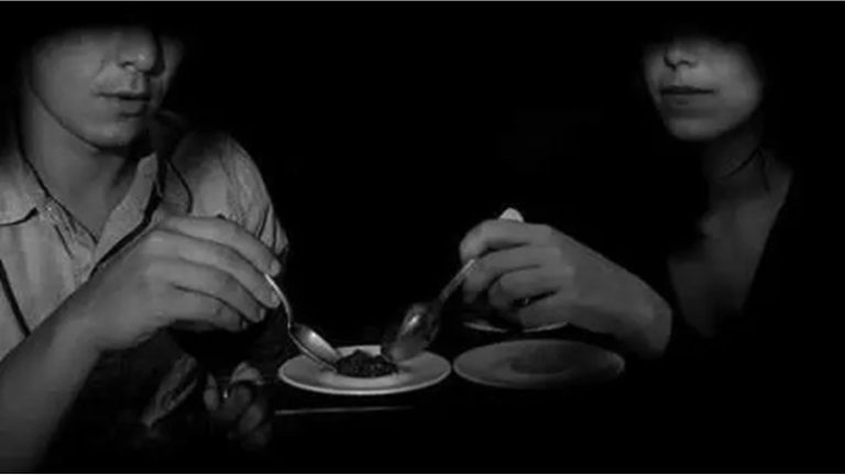 مطعم بإسطنبول يقدم وجباته في الظلام