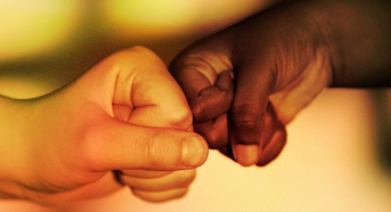 هل يُظهر الأشخاص البيض تحيزاً عرقياً؟