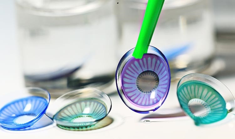 مواد خطرة تدخلها “العدسات اللاصقة” في العين إلى الأبد