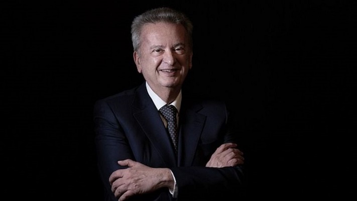 “يوم عادي” لسلامة في مكتبه!