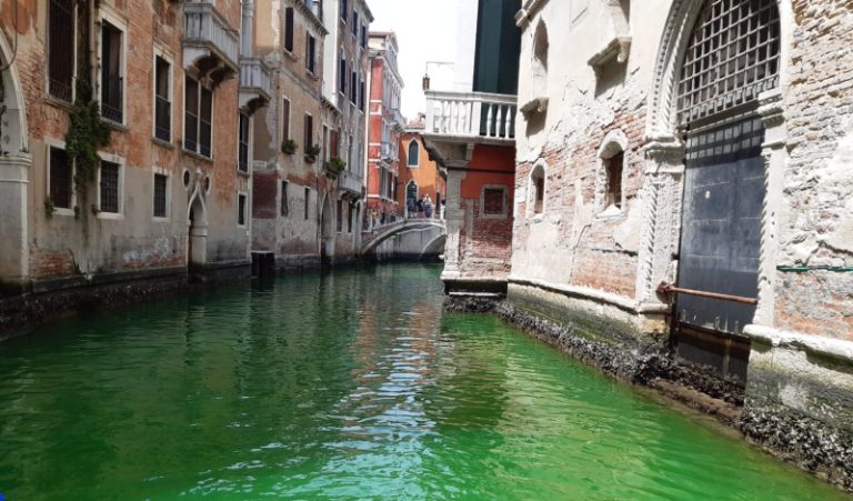 كَشف لغز تغيّر لون مياه البندقية..  هذا ما بينته النتائج