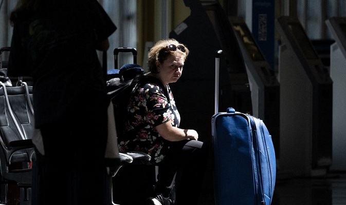 خلل في البوابات الإلكترونية وفوضى.. ماذا يحدث في مطارات بريطانيا؟