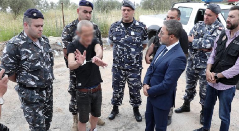 بالصور: قاتل طليقته في بسابا يمثّل جريمته