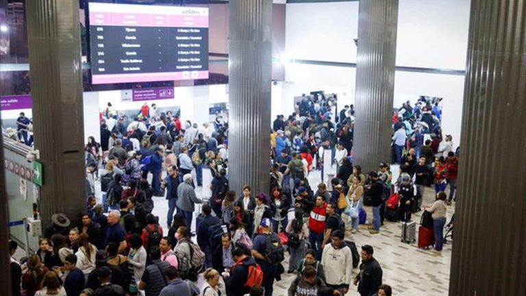 بالفيديو.. بركان “بوبوكاتيبيتل” يغلق مطار مكسيكو