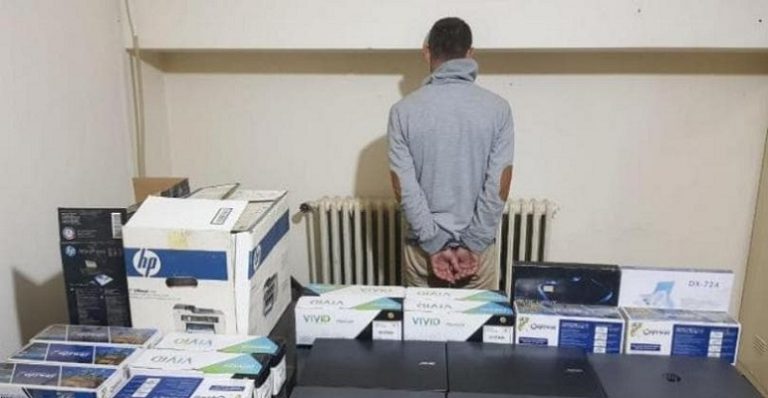 قام بصيانة الكاميرات… وسرق المدرسة!