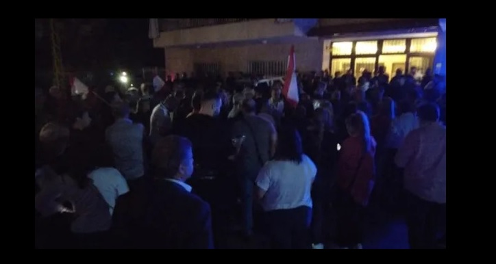 بالفيديو.. اعتصام أمام منزل عبود تأييداً للقاضية عون