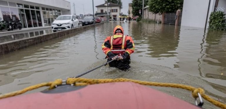بالفيديو.. الفيضانات تجبر 36 ألف إيطالي على مغادرة منازلهم