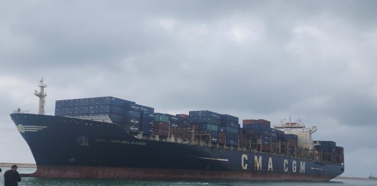 أطول سفينة ترسو في مرفأ طرابلس.. تامر: أصبح من المرافئ الدوليّة المنافسة