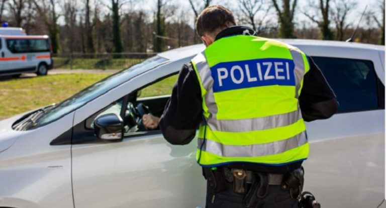 بالصورة: مخمور يمازح الشرطة برخصة رئيس الوزراء البريطاني