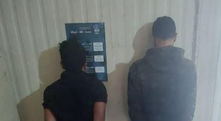 القبض على مروج مخدرات وأحد زبائنه بالجرم المشهود