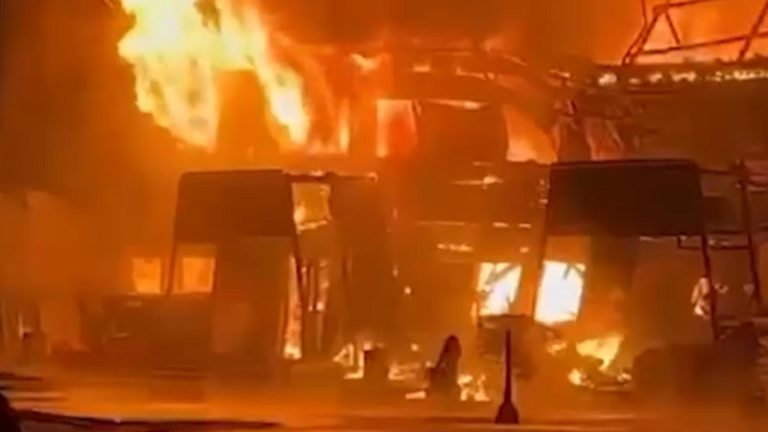 بالفيديو: حريق هائل في سوق لمواد البناء في موسكو