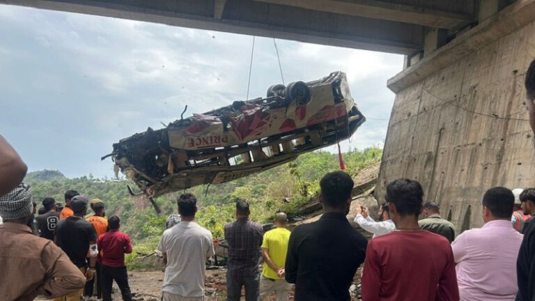 بالصور: مصرع 10 أشخاص وإصابة 55 بانقلاب حافلة في الهند