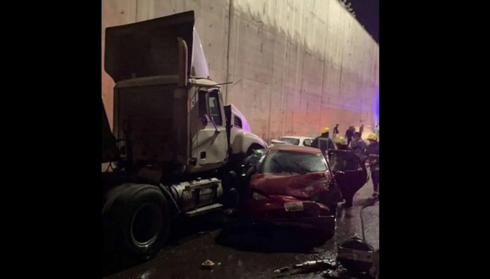 بالفيديو.. شاحنة تجتاح موكباً للسيارات داخل نفق في الاردن