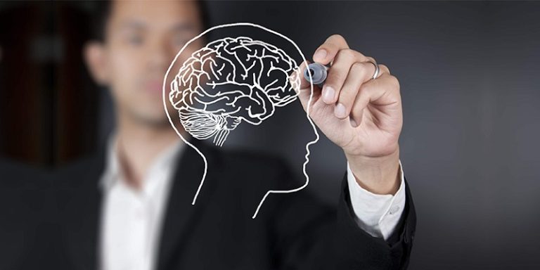 رجل أصيب برصاصة في رأسه واستيقظ وهو يرى العالم إلى الوراء!