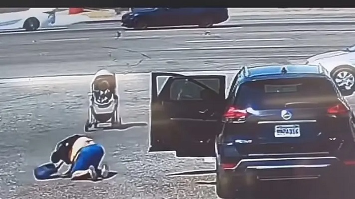 بالفيديو.. عربة رضيع تفلت نحو الطريق السريع