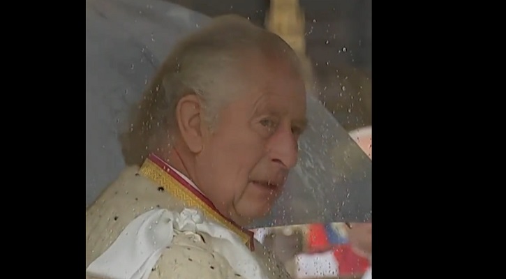 بالفيديو- “خمس دقائق”.. تُغضب الملك تشارلز قبل التتويج!