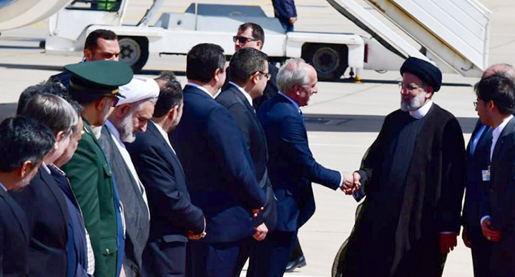 بالصور.. رئيسي يصل دمشق في زيارة هي الأولى منذ 13 عاماً