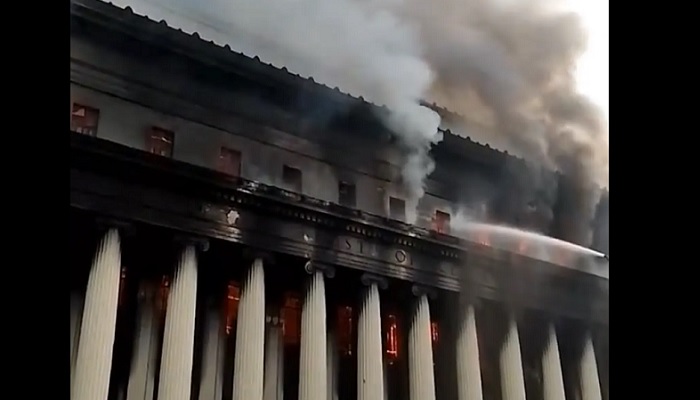 بالفيديو.. حريق هائل يدمّر مبنى البريد التاريخي في مانيلا