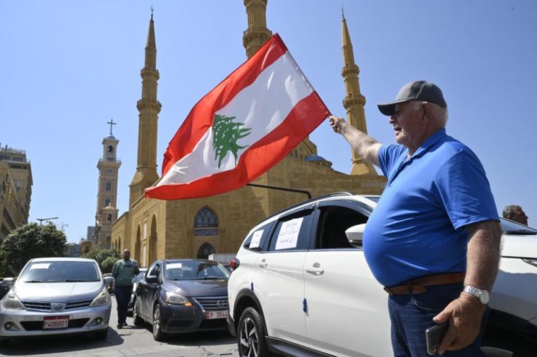 بالصور: تحرّك للسائقين العموميين.. قطع طرق وتلويح بالتصعيد