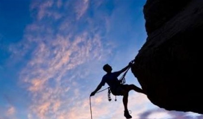 وفاة شاب سقط أثناء ممارسة التسلق بالحبال