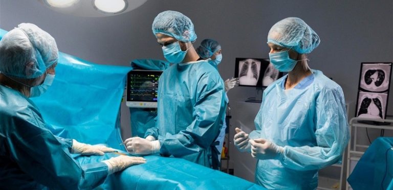 بالصور- عملية إستئصال ورم ضخم.. إنجاز طبي جديد في لبنان