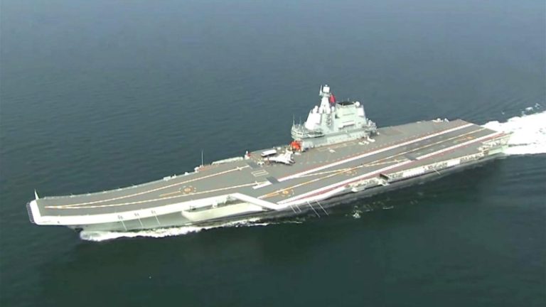 حاملة طائرات صينية تعبر مضيق تايوان