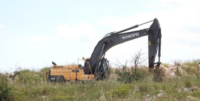 بالصور: جرافة “إسرائيلية” تخرق خط الانسحاب في عيترون