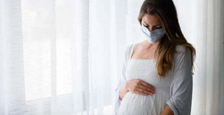 كيف يؤثر ارتداء الكمامة في إجهاض الجنين