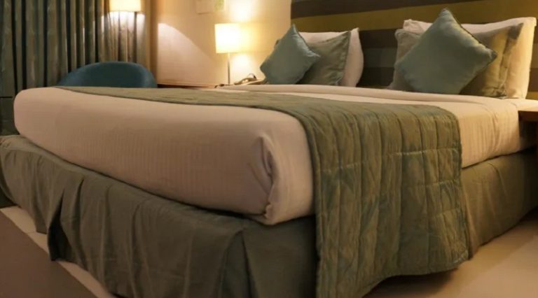 ظنها رائحة قدميه.. سائح يجد جثة تحت سريره في الفندق