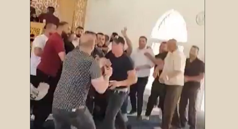 بالفيديو: السلطة الفلسطينية تعتقل خطيباً وتعتدي على مصلين