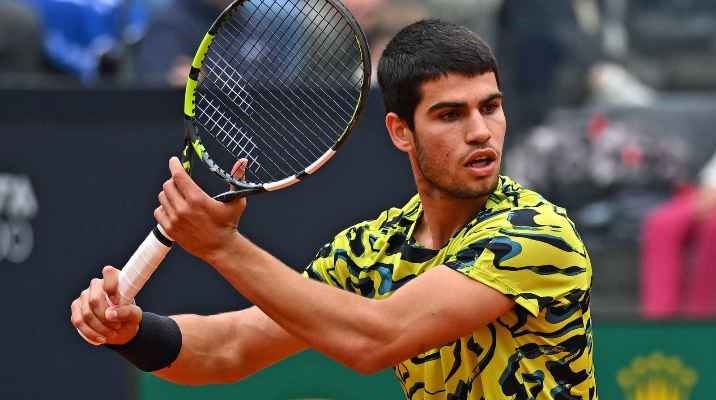 الكاراز يحتفل بتصدره التصنيف العالمي بفوز جديد