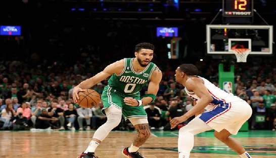 بوسطن يُطيح بفيلادلفيا ويبلغ نهائي المنطقة الشرقية لدوري السلة الأميركي