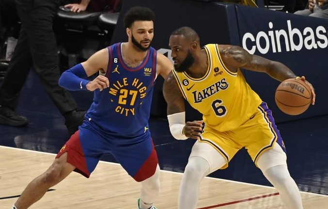 دنفر يهزم لوس انجلوس ويتقدم عليه في نهائي المنطقة الغربية