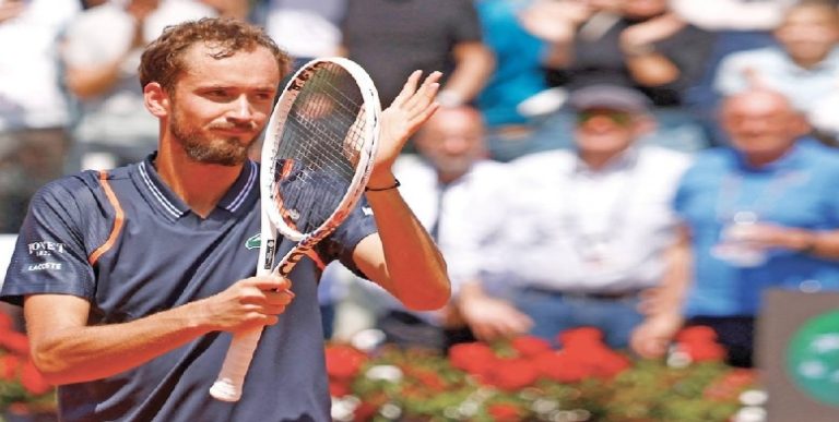 ميدفيديف يواجه تسيتسيباس في نصف نهائي دورة روما