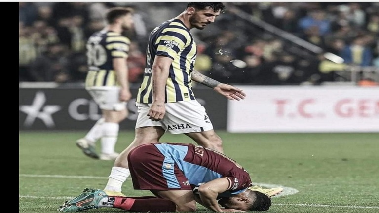 تصرف مشين للاعب تركي بحق المصري تريزيغيه أثناء سجوده