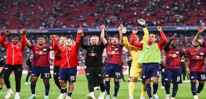 لايبزغ يقدم هدية لدورتموند ويُسقط بايرن ميونخ بثلاثية