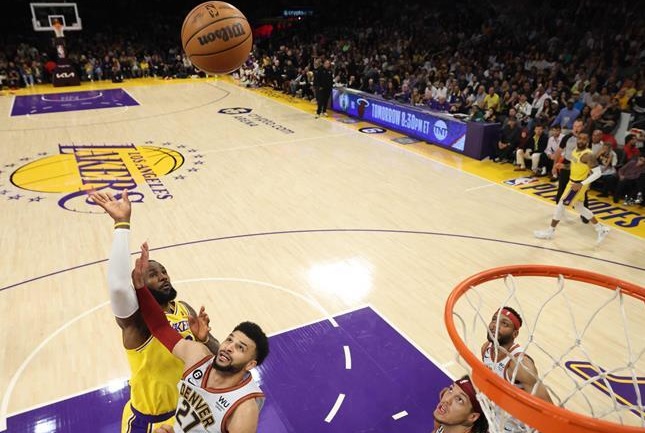 دنفر الى نهائي السلة الأميركي