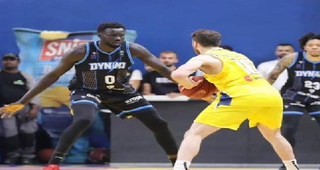 الرياضي يسحق دينامو ويقترب من لقب دوري السلة اللبناني