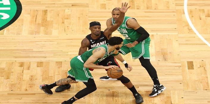 ميامي يتجنب انتفاضة بوسطن ويتاهل لنهائي السلة الأميركي