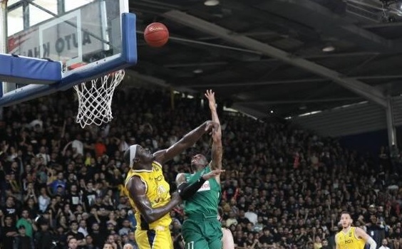 الرياضي يجدد فوزه على الحكمة ويقترب من بلوغ نهائي السلة اللبناني