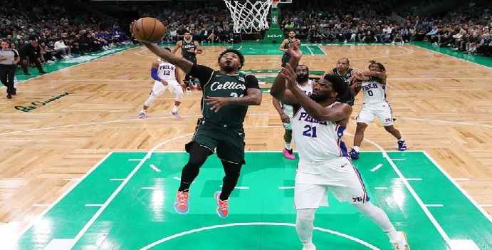 سيكسرز وناغتس على بعد فوز من نهائي المنطقتين بدوري السلة الأميركي